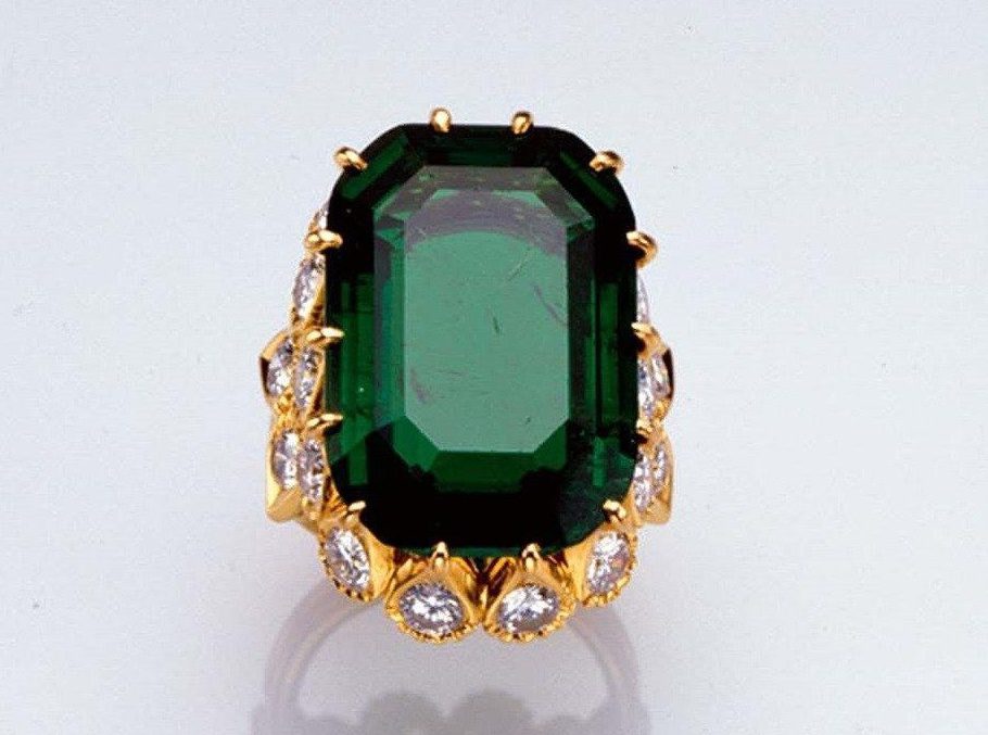Discover the Unique History of Wallis Simpsons Engagement Ring: A Royal Rebellion