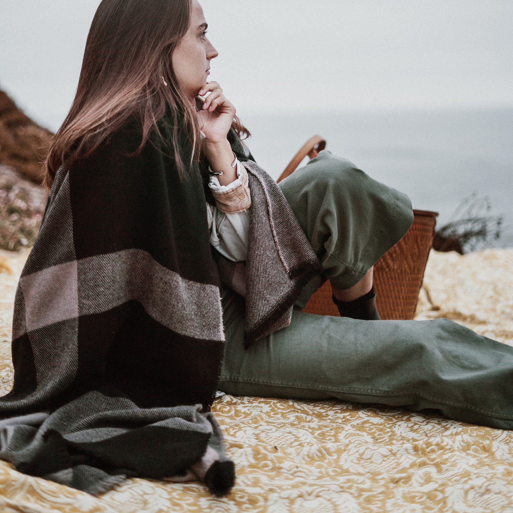Blanket Scarf Travel: Stay Warm and Stylish (Heres the Ultimate Guide to Packing Light)